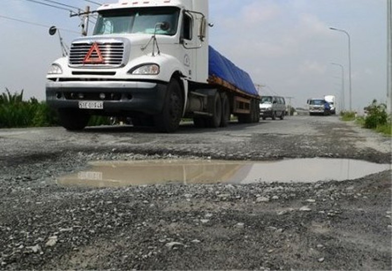 Xuất hiện c&aacute;c ổ g&agrave; tr&ecirc;n mặt đường V&agrave;nh đai ph&iacute;a Đ&ocirc;ng, g&acirc;y mất ATGT cho c&aacute;c phương tiện lưu th&ocirc;ng qua khu vực n&agrave;y.