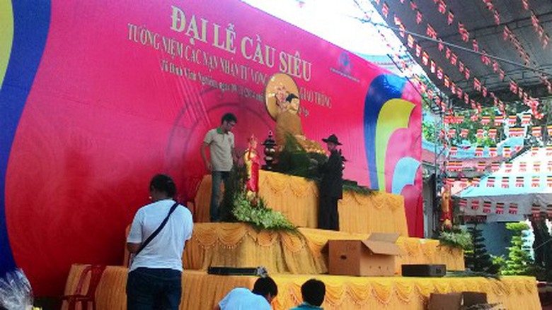 Đang ho&agrave;n tất c&ocirc;ng đoạn cuối c&ugrave;ng của s&acirc;n khấu buổi Đại lễ Cầu si&ecirc;u