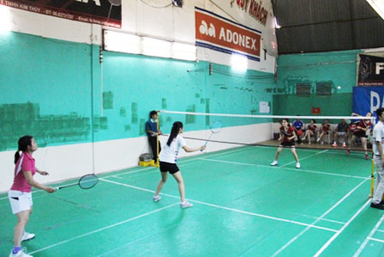 M&ocirc;n cầu l&ocirc;ng cũng thu h&uacute;t sự tham gia của nhiều VĐV nam, nữ