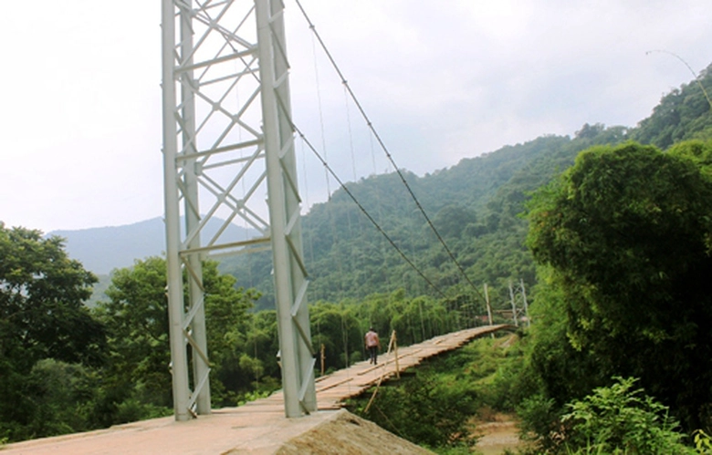 Cầu treo x&atilde; Trung Xu&acirc;n mặc d&ugrave; chưa đưa v&agrave;o sử dụng nhưng người d&acirc;n vẫn đi lại tr&ecirc;n cầu