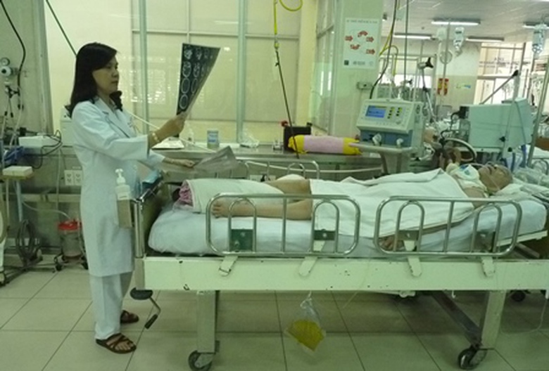 B&aacute;c sĩ Thảo đang kh&aacute;m cho b&agrave; cụ 77 tuổi