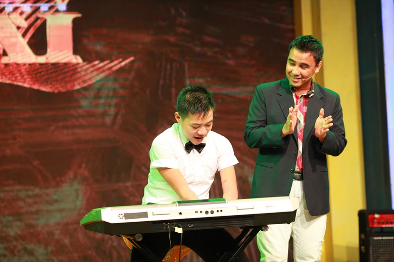 Đ&oacute; l&agrave; khi m&agrave;n tr&igrave;nh diễn đ&agrave;n h&aacute;t của th&iacute; sinh Dương Quyết Thắng vừa kết th&uacute;c.