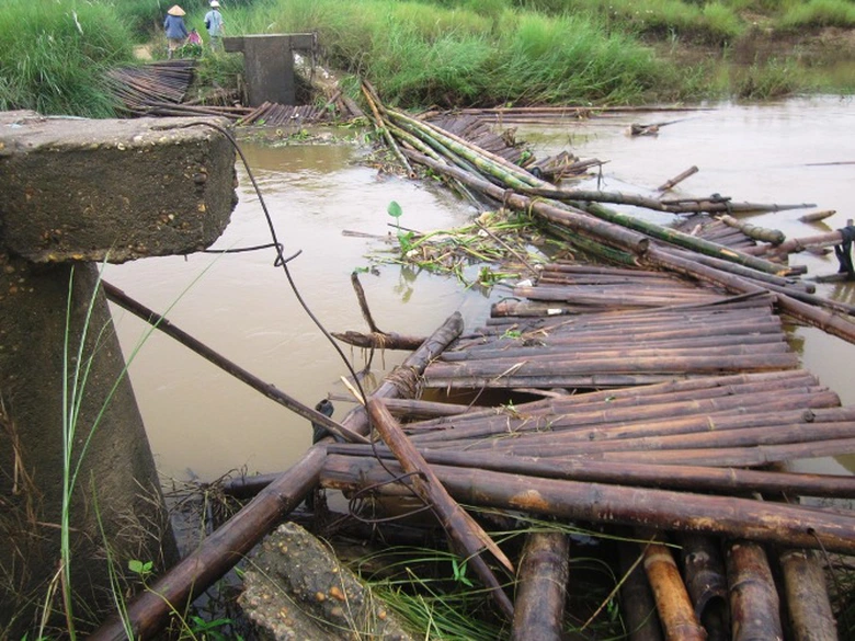 C&acirc;y cầu biến th&agrave;nh chiếc &ldquo;b&egrave; nổi&rdquo; sau một đ&ecirc;m mưa.