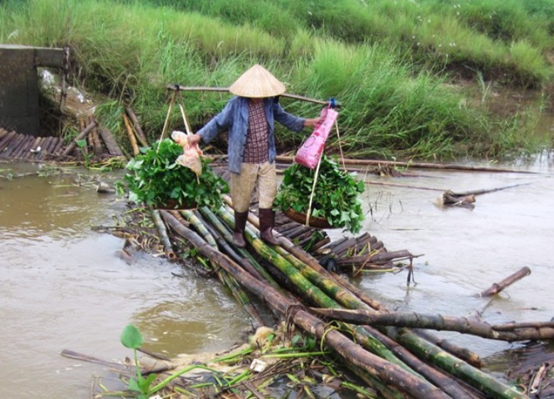B&agrave; l&atilde;o bất chấp nguy hiểm qua cầu để kịp buổi chợ.