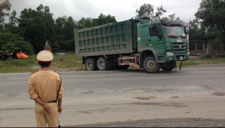 Cho xe qu&aacute; tải chẹt 2 lần qua b&agrave;n c&acirc;n v&agrave; tự &yacute; điều khiển xe quay đầu bỏ trốn