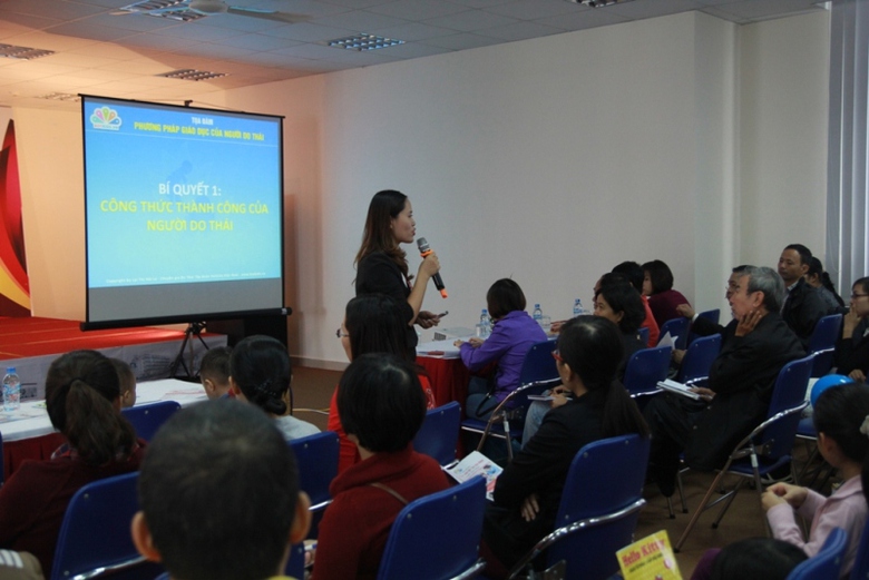 Chuy&ecirc;n gia gi&aacute;o dục Lại Thị Hải L&yacute; chia sẻ phương ph&aacute;p gi&aacute;o dục sớm của người Do Th&aacute;i tại buổi Tọa đ&agrave;m diễn ra trong khu&ocirc;n khổ Vinschool Book Fair 2014