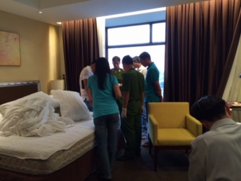 C&ocirc;ng an kh&aacute;m nghiệm hiện trường vụ trộm (ảnh PL&XH)