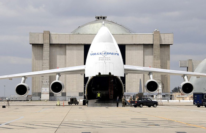 AN-124 tại S&acirc;n bay Li&ecirc;n bang Moffett vận chuyển m&aacute;y bay trực thăng thuộc Kh&ocirc;ng lực Hoa Kỳ tới Afghanistan.