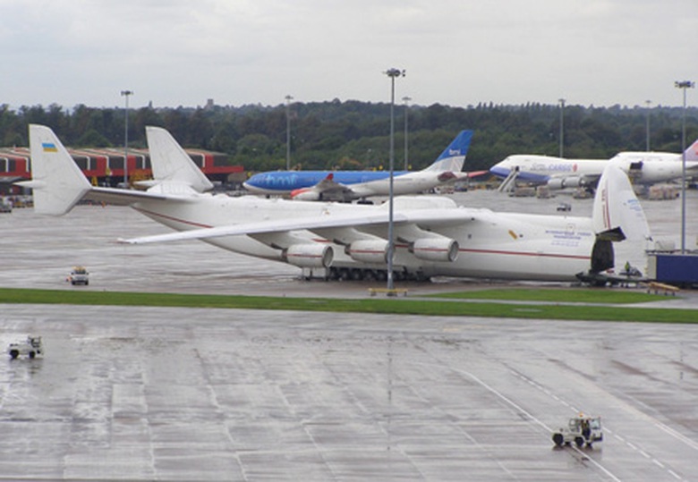 An-225 tại S&acirc;n bay Manchester năm 2006