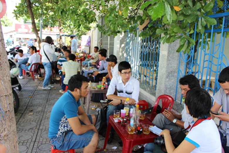 Người nhà của các thuy&ecirc;̀n vi&ecirc;n đang bị m&acirc;́t tích, đại di&ecirc;̣n chủ tàu và các phóng vi&ecirc;n đang túc trực trước Cảng vụ Nha Trang sáng và trưa 10/11