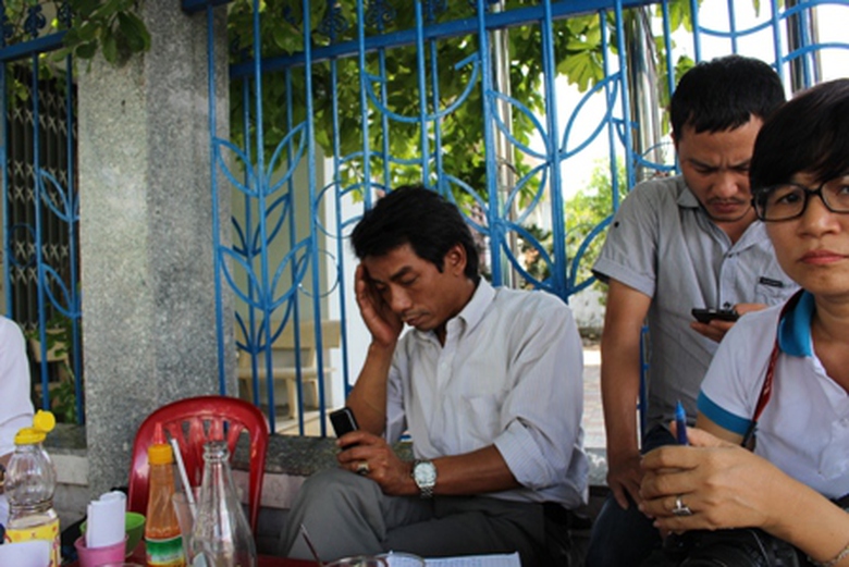 Anh Nguy&ecirc;̃n Đức Loan, em trai của thuy&ecirc;̀n trưởng tàu Phúc Xu&acirc;n 68 Nguy&ecirc;̃n Đức Khoa nghẹn ngào khi trao đ&ocirc;̉i với phóng vi&ecirc;n