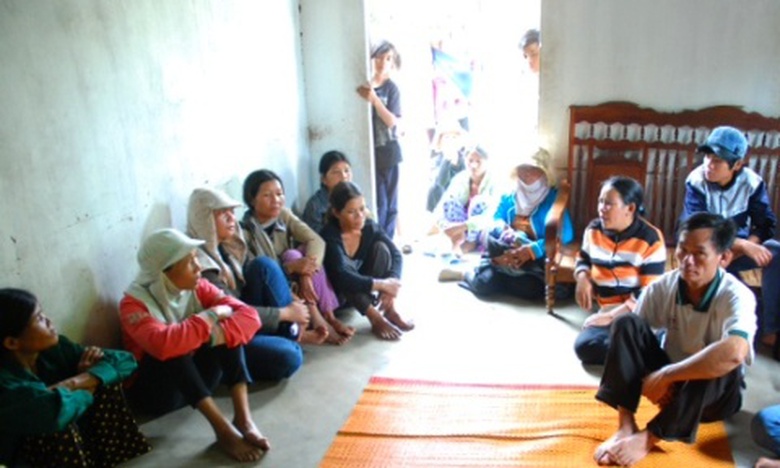 Người nh&agrave; hoảng loạn, đứng ngồi kh&ocirc;ng y&ecirc;n v&igrave; người th&acirc;n bặt v&ocirc; &acirc;m t&iacute;n.