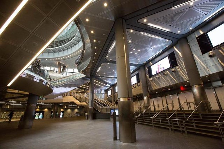 B&ecirc;n trong trung t&acirc;m t&agrave;u điện ngầm Fulton Center
