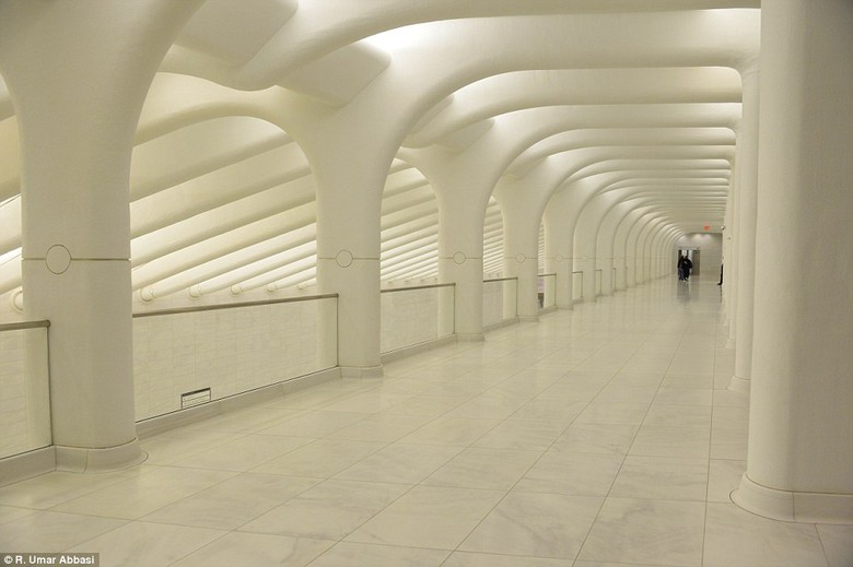 Kiến tr&uacute;c sang trọng b&ecirc;n trong Trung T&acirc;m thương mại Thế giới