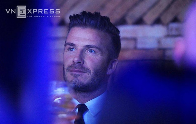 Beckham tận hưởng phần tr&igrave;nh diễn của người bạn đồng h&agrave;nh trong cuộc giao lưu với sự hứng th&uacute;. H&ocirc;m nay, anh sẽ bay v&agrave;o TP HCM để giao lưu với người h&acirc;m mộ v&agrave; tiếp x&uacute;c b&aacute;o ch&iacute;, trước trước khi tiếp tục chuyến h&agrave;nh tr&igrave;nh sang Malaysia.