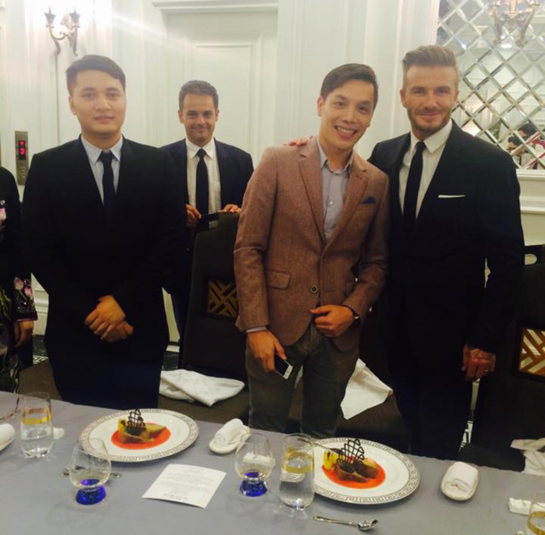 Cựu danh thủ Anh th&acirc;n thiện chụp ảnh c&ugrave;ng c&aacute;c vị kh&aacute;ch mời.