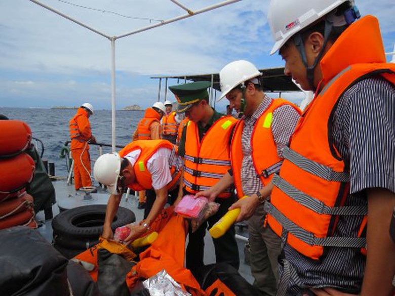 Cục trưởng Cục H&agrave;ng hải VN Nguyễn Nhật kiểm tra c&aacute;c vật nổi của t&agrave;u Ph&uacute;c Xu&acirc;n 68 được t&agrave;u cứu nạn SAR 27-01 vớt được