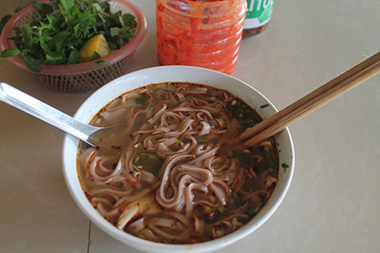 D&acirc;n bản địa lu&ocirc;n quan niệm rằng đi chợ phi&ecirc;n l&agrave; phải ăn phở v&agrave; uống rượu