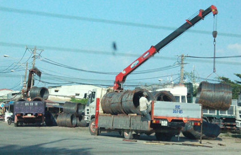 C&aacute;c xe ngang nhi&ecirc;n dồn h&agrave;ng ngay trước cổng cảng Bến Ngh&eacute;