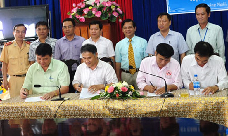 Đại diện c&aacute;c doanh nghiệp k&yacute; cam kết kh&ocirc;ng xếp h&agrave;ng l&ecirc;n phương tiện vượt qu&aacute; tải trọng cho ph&eacute;p tại Hội nghị