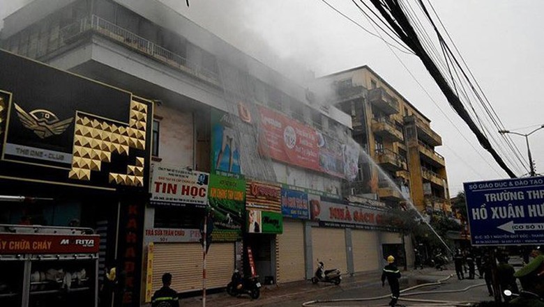 Kh&oacute;i bốc l&ecirc;n nghi ng&uacute;t từ tầng 3 t&ograve;a nh&agrave;