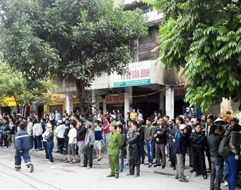 Người d&acirc;n hiếu kỳ k&eacute;o tới xem lực lượng cứu hoản dập tắt đ&aacute;m ch&aacute;y