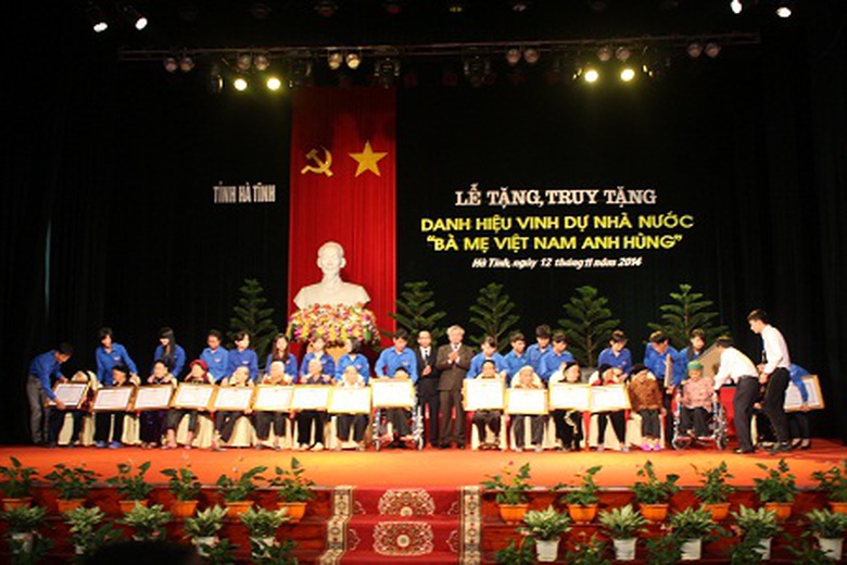 Buổi lễ phong tặng, truy tặng danh hiệu &ldquo;B&agrave; mẹ Việt Nam anh h&ugrave;ng&rdquo;