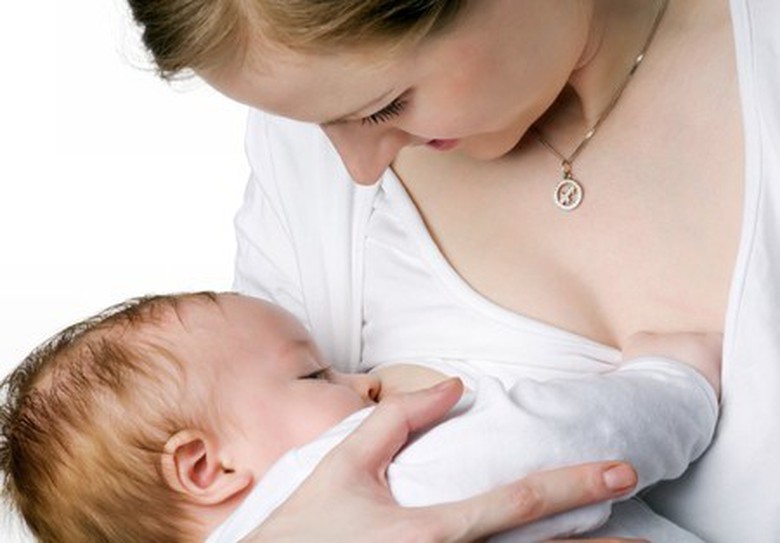 Chuy&ecirc;n gia y tế khuyến c&aacute;o n&ecirc;n cho trẻ b&uacute; mẹ ho&agrave;n to&agrave;n trong 6 th&aacute;ng đầu - ảnh minh họa
