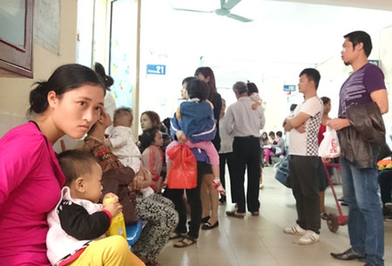 Nhiều bệnh nh&acirc;n tay ch&acirc;n miệng chờ kh&aacute;m tại Bệnh viện Nhi T.Ư
