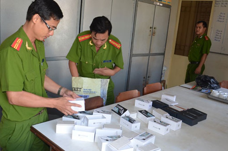 Cơ quan c&ocirc;ng an đang kiểm tra vật chứng iPhone cục gạch (Ảnh: Thanh ni&ecirc;n)