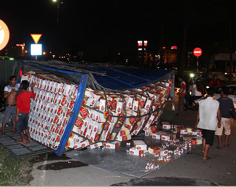 Người d&acirc;n gom bia gi&uacute;p t&agrave;i xế