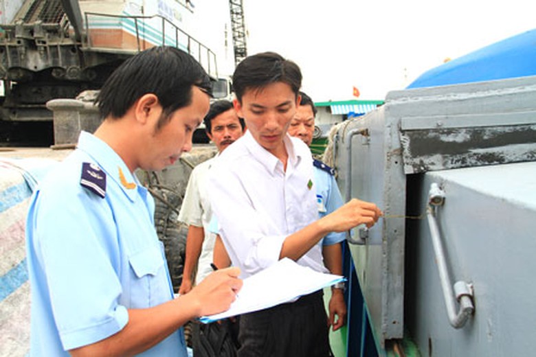 C&aacute;n bộ Cục Hải quan Cần Thơ kiểm tra h&agrave;ng h&oacute;a tr&ecirc;n t&agrave;u