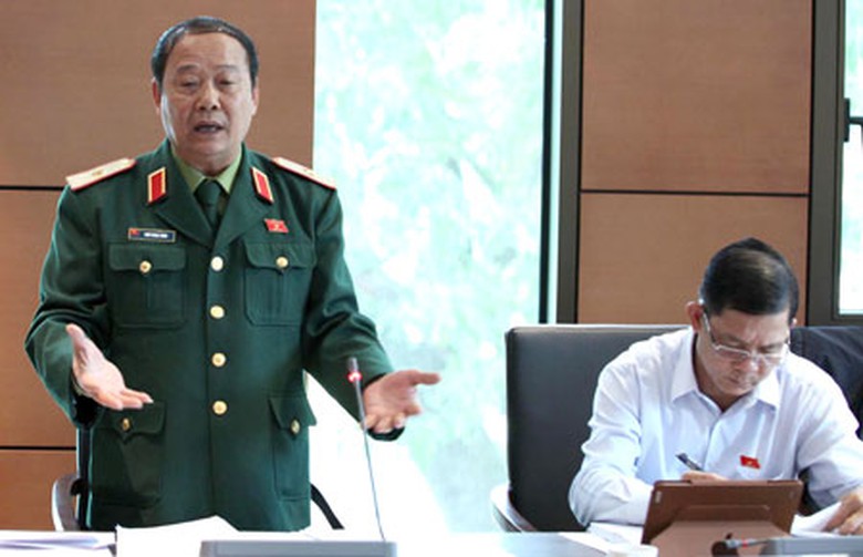 Đại biểu Ng&ocirc; Ngọc B&igrave;nh (TP HCM) ph&aacute;t biểu thảo luận chiều 12/11 Ảnh: L&atilde; Anh