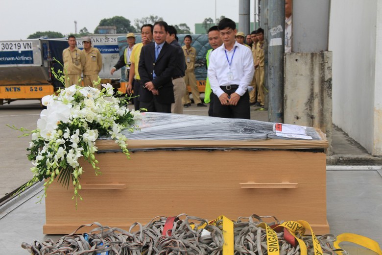 Quan t&agrave;i được đặt một v&ograve;ng hoa trắng