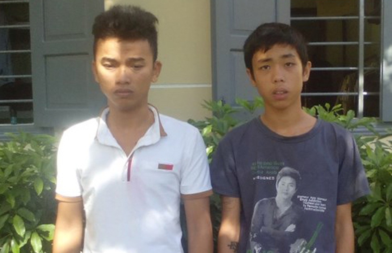 Đối tượng Đa (&aacute;o trắng) v&agrave; T&uacute; tại cơ quan c&ocirc;ng an.