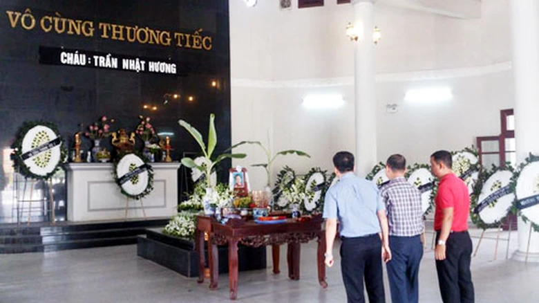 Gia đ&igrave;nh đau x&oacute;t trước c&aacute;i chết uẩn kh&uacute;c của ch&aacute;u Hương.