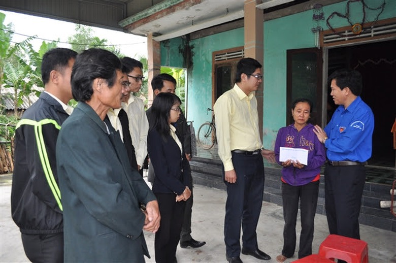 Đo&agrave;n đến thăm v&agrave; động vi&ecirc;n mất m&aacute;t của gia đ&igrave;nh