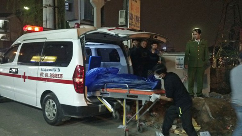 Thi thể nạn nh&acirc;n được đưa đi khỏi hiện trường để ph&aacute;p y tử thi