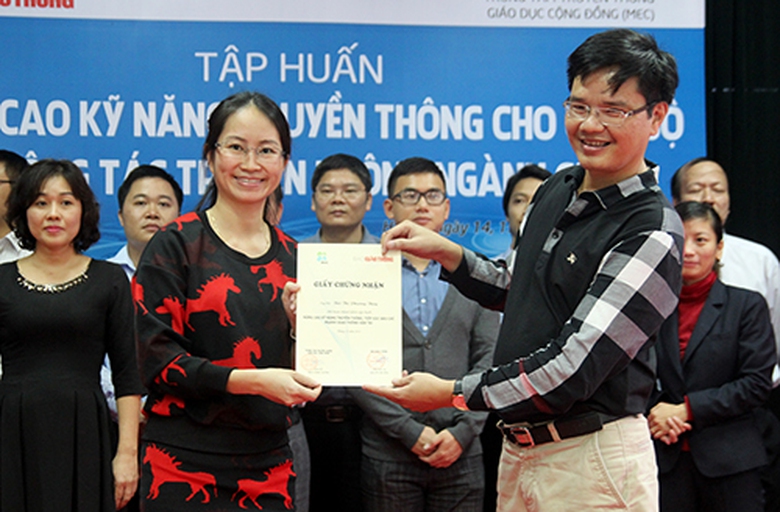 Nh&agrave; b&aacute;o Phan Lợi trao chứng chỉ cho học vi&ecirc;n B&ugrave;i Thị Phương Thủy, chị Thủy chia sẻ 