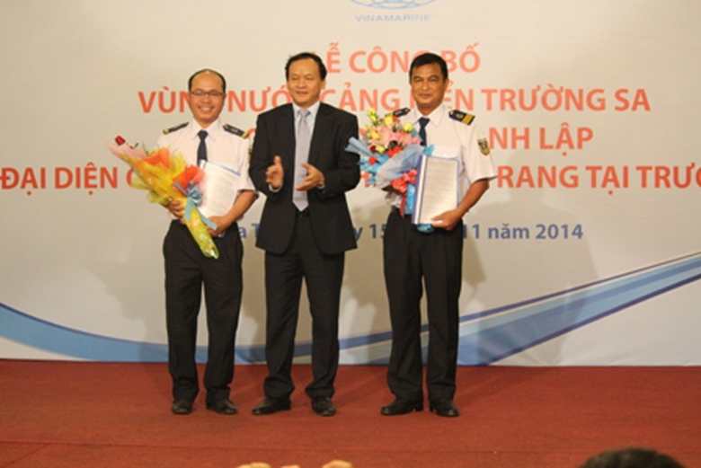 &Ocirc;ng Nguy&ecirc;̃n Nh&acirc;̣t (giữa) trao quy&ecirc;́t định thành l&acirc;̣p đại di&ecirc;̣n Cảng vụ Hàng hải Nha Trang tại Trường Sa cho đại di&ecirc;̣n Cảng vụ Hàng hải Nha Trang