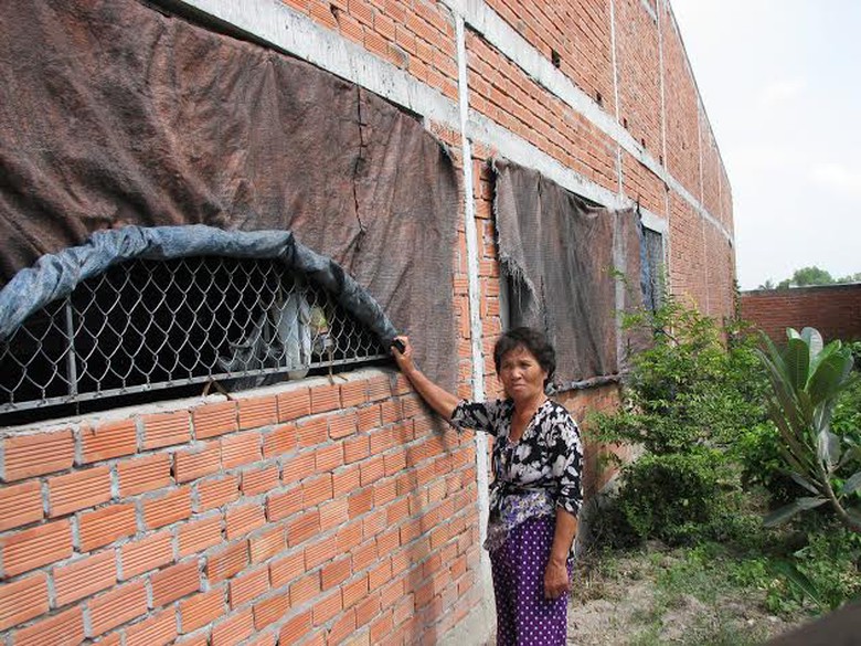 Người d&acirc;n che chắn cửa sổ v&igrave; bụi d&agrave;y đặt