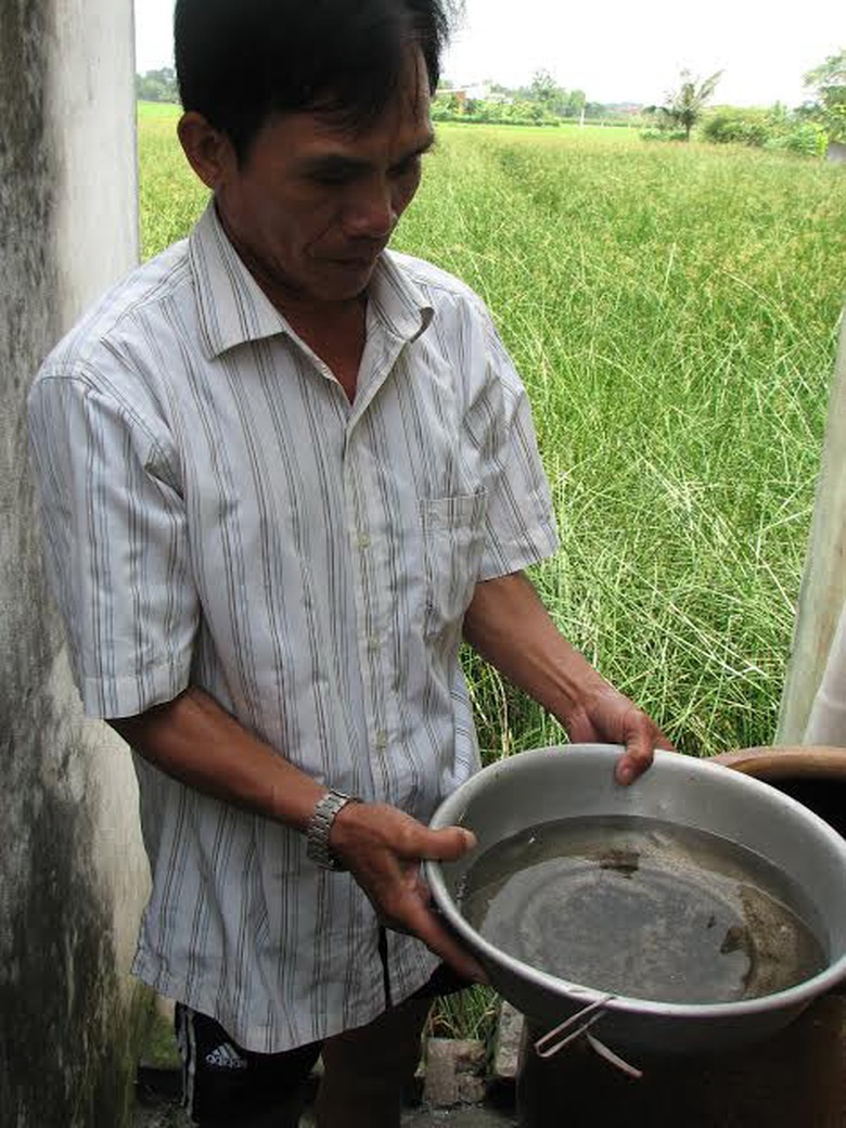 Nước uống bị nhiễm bụi bẩn n&ecirc;n kh&ocirc;ng d&ugrave;ng được