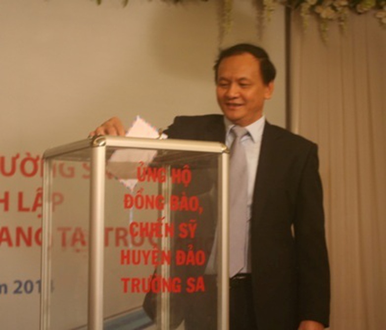 &Ocirc;ng Nguy&ecirc;̃n Nh&acirc;̣t, Cục trưởng Cục Hàng hải VN góp ti&ecirc;̀n ủng h&ocirc;̣ đ&ocirc;̀ng bào và chi&ecirc;́n sĩ Trường Sa