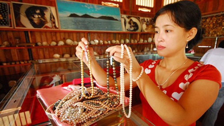 Những vi&ecirc;n ngọc &oacute;ng &aacute;nh cỡ lớn thế n&agrave;y c&oacute; gi&aacute; h&agrave;ng chục triệu đồng/vi&ecirc;n. Ảnh: Ngọc Trinh/ VnExpress