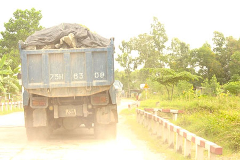 Xe chở đ&aacute; c&agrave;y n&aacute;t Tỉnh lộ 16