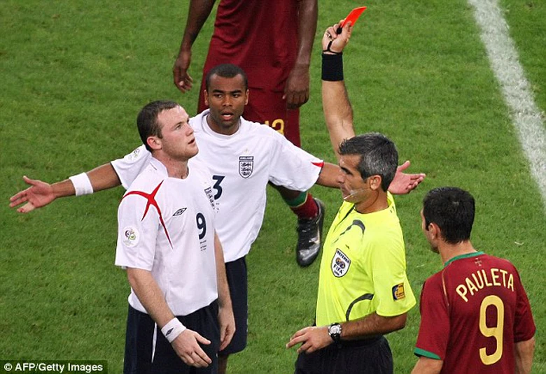 Rooney nhận thẻ đỏ trực tiếp từ trọng t&agrave;i