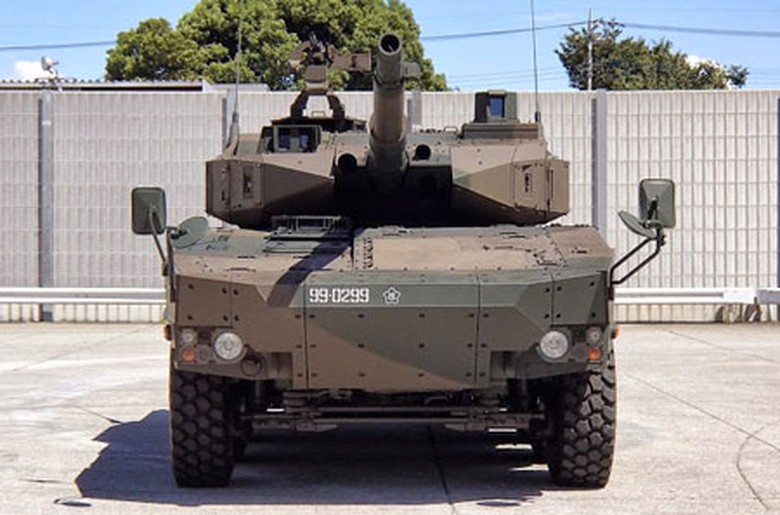 Xe được trang bị hệ thống điều khiển hỏa lực hiện đại, m&aacute;y t&iacute;nh đường đạn kỹ thuật số. Chỉ huy v&agrave; ph&aacute;o thủ được trang bị hệ thống quan s&aacute;t v&agrave; chỉ thị mục ti&ecirc;u ảnh nhiệt c&oacute; khả năng hoạt động bất kể ng&agrave;y đ&ecirc;m.