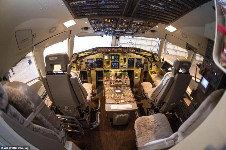 Buồng l&aacute;i kh&ocirc;ng được trang tr&iacute; lung linh nhưng c&oacute; ghế ngồi mềm mại bằng l&ocirc;ng tạo điều kiện thoải m&aacute;i nhất cho phi c&ocirc;ng