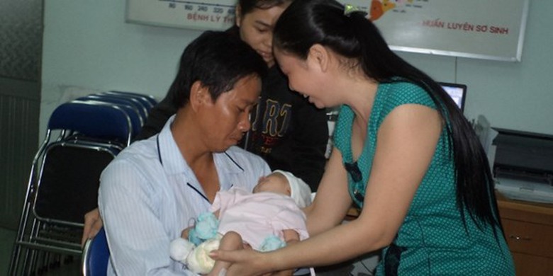 Ph&uacute;t gi&acirc;y gặp gỡ đầu ti&ecirc;n của anh Nam v&agrave; đứa con trai của m&igrave;nh