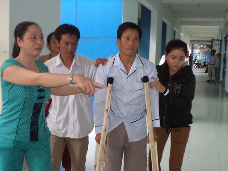 Anh Nam được người nh&agrave; đưa l&ecirc;n Khoa hồi sức sơ sinh, Bệnh viện Nhi đồng 1 để thăm con trai. 